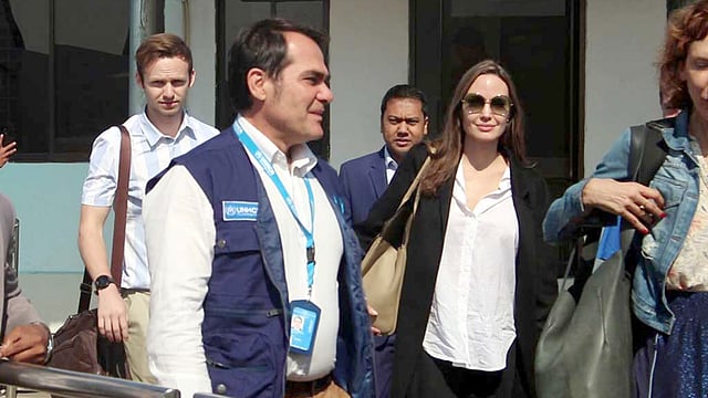 কক্সবাজার বিমানবন্দরে অ্যাঞ্জেলিনা জোলি। ছবি: সংগৃহীত