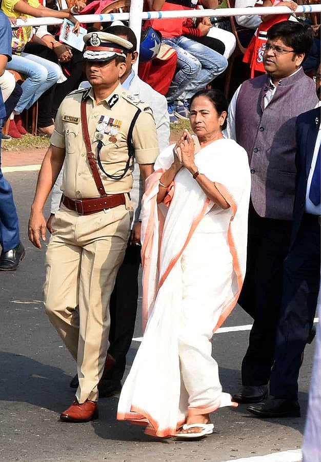 পুলিশ কমিশনার রাজীব কুমারের সঙ্গে মমতা বন্দ্যোপাধ্যায়। ছবি: ভাস্কর মুখার্জি