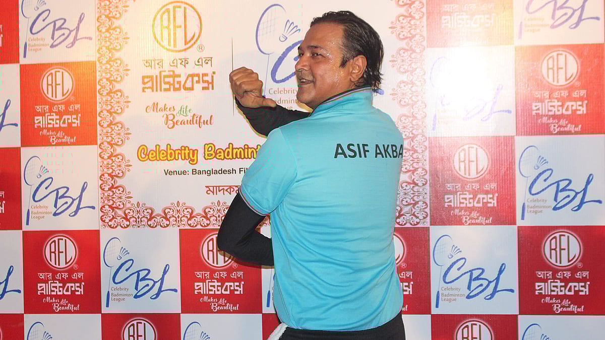 সেলিব্রেটি ব্যাডমিন্টন লিগ সিবিএলের শিরোপা জিতেছেন আসিফ আকবর। ছবি: সংগৃহীত