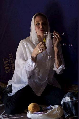 রোহিঙ্গা শিশু-কিশোরদের সঙ্গে খেলায় মেতে ওঠেন অ্যাঞ্জেলিনা জোলি। ছবি: টুইটার থেকে নেওয়া