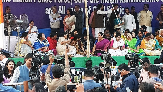 এই মঞ্চেই অবস্থান করছেন পশ্চিমবঙ্গের মুখ্যমন্ত্রী মমতা বন্দ্যোপাধ্যায় ও তাঁর সমর্থকেরা। ছবি: ভাস্কর মুখার্জি