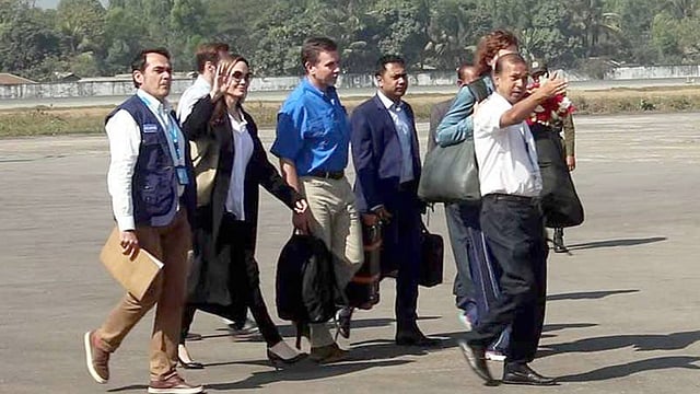 কক্সবাজার বিমানবন্দরে অ্যাঞ্জেলিনা জোলি। ছবি: টুইটার থেকে নেওয়া