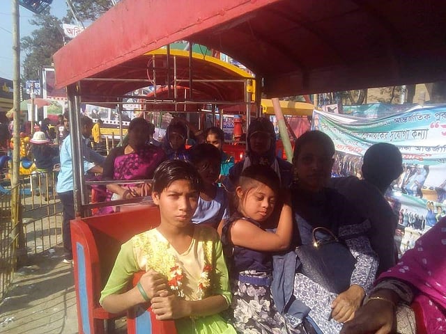 ঢাকা আন্তর্জাতিক বাণিজ্য মেলার সারিকা ফ্যান্টাসি ইমাজিং ওয়ার্ল্ড পার্কে অন্য শিশুদের মতো ওদের মুখে ফুটে উঠেছে অবিরাম হাসি। ছবি : সংগৃহীত