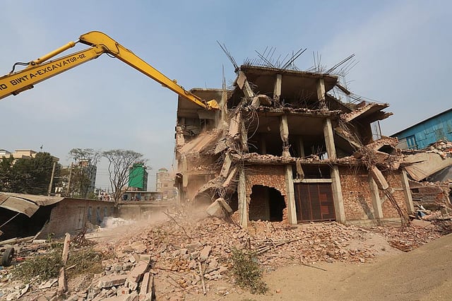 উচ্ছেদ অভিযানে এমন বড় স্থাপনাও ভেঙে ফেলা হয়। ছবি: হাসান রাজা