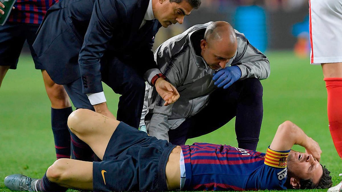 ব্যথায় কাতরাচ্ছেন মেসি। ভ্যালেন্সিয়ার বিপক্ষে ম্যাচ। ছবি: টুইটার