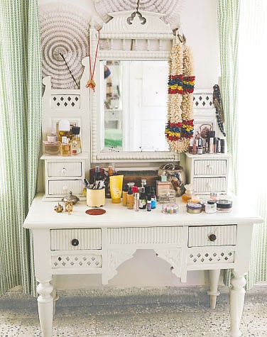 ড্রেসিং টেবিল গুছিয়ে রাখলে ঘরটাও দেখাবে সুন্দর। কৃতজ্ঞতা: আজিজা আহমেদ, ছবি: নকশা