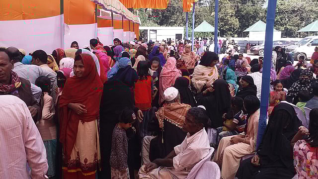 বিনা মূল্যের চিকিৎসা নিতে ভিড় করেছেন গ্রামবাসী। ছবি: প্রথম আলো