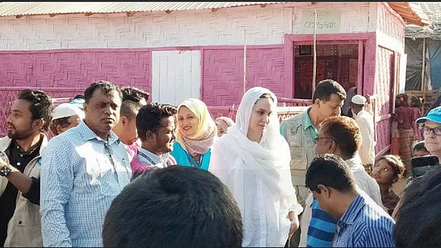 রোহিঙ্গা শিবিরে বিভিন্নজনের সঙ্গে কথা বেলেছেন অ্যাঞ্জেলিনা জোলি। ছবি: টুইটার থেকে নেওয়া