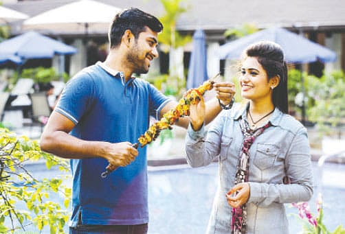 বারবিকিউ বা ঝলসানো খাবার তরুণদের কাছে এখন বেশ জনপ্রিয়। ছবি: নকশা