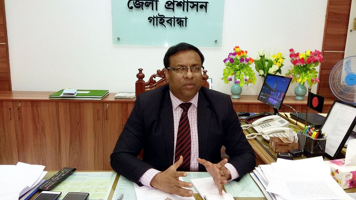 ‘প্লাস্টিকের চাল’ জব্দের ঘটনার ব্যাখ্যা দিতে সংবাদ সম্মেলন করেন গাইবান্ধার জেলা প্রশাসক (ডিসি) মো. আবদুল মতিন। জেলা প্রশাসক কার্যালয়, গাইবান্ধা, ৫ ফেব্রুয়ারি। ছবি: শাহাবুল শাহীন