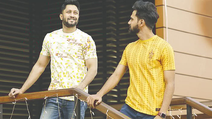 বসন্তের ক্যানভাস টি–শার্ট জুড়ে। মডেল: শুভ ও রজার, টি–শার্ট: রঙ বাংলাদেশ, ছবি: সুমন ইউসুফ
