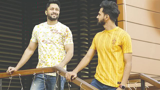 বসন্তের ক্যানভাস টি–শার্ট জুড়ে। মডেল: শুভ ও রজার, টি–শার্ট: রঙ বাংলাদেশ, ছবি: সুমন ইউসুফ