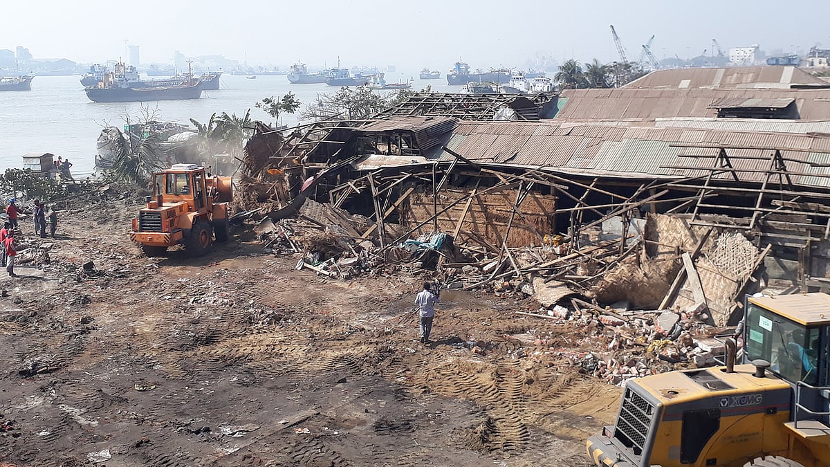 চট্টগ্রামে কর্ণফুলী নদী তীরের মাঝিরঘাটে আজ অবৈধ স্থাপনা উচ্ছেদ করা হয়। ছবি: সৌরভ দাশ