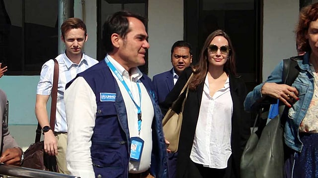 বিমানবন্দরে আলোকচিত্রীদের নিরাশ করেননি অ্যাঞ্জেলিনা জোলি। ছবি: টুইটার থেকে নেওয়া