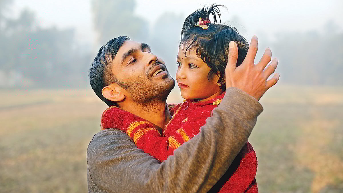 তিন বছর পর পরস্পরকে কাছে পেয়ে বাবা-মেয়ে দুজনেই আনন্দে আত্মহারা। গতকাল সকালে টাঙ্গাইলের নাগরপুরের ধুবড়িয়ায় জাহালমের বাড়িতে। ছবি: দীপু মালাকার