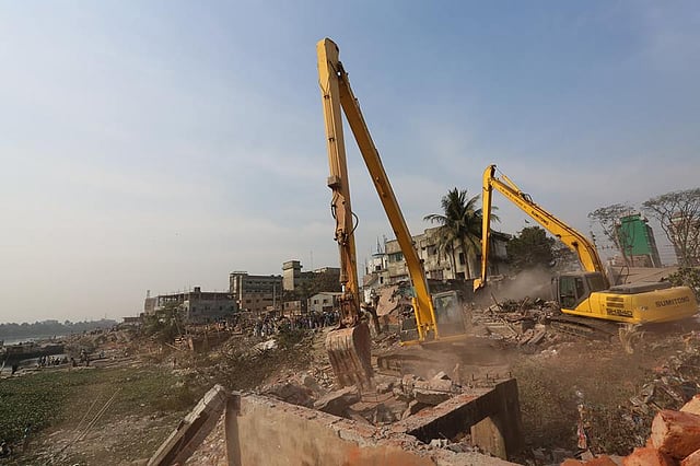 কামরাঙ্গীরচরে উচ্ছেদ অভিযানের সময় ভেঙে ফেলা হয় অবৈধ স্থাপনা। ছবি: হাসান রাজা