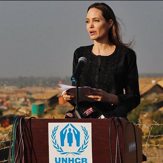 রোহিঙ্গা শিবিরে সংবাদ সম্মেলনে কথা বলেন অ্যাঞ্জেলিনা জোলি। ছবি: টুইটার থেকে নেওয়া