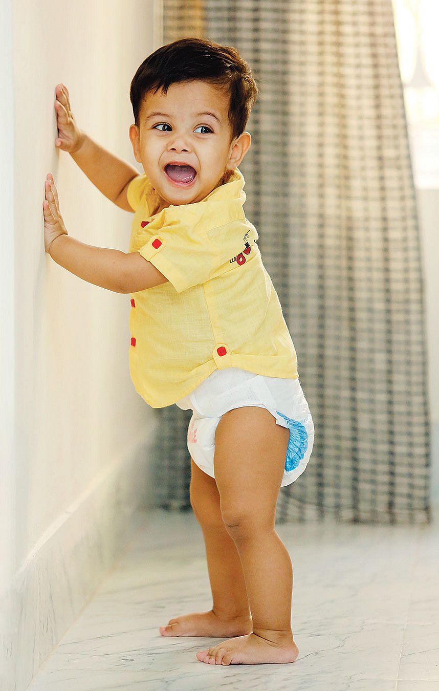 ডায়াপার পরানোর ব্যাপারে সচেতন থাকা জরুরি। মডেল: জুয়াইফির, ছবি: সুমন ইউসুফ