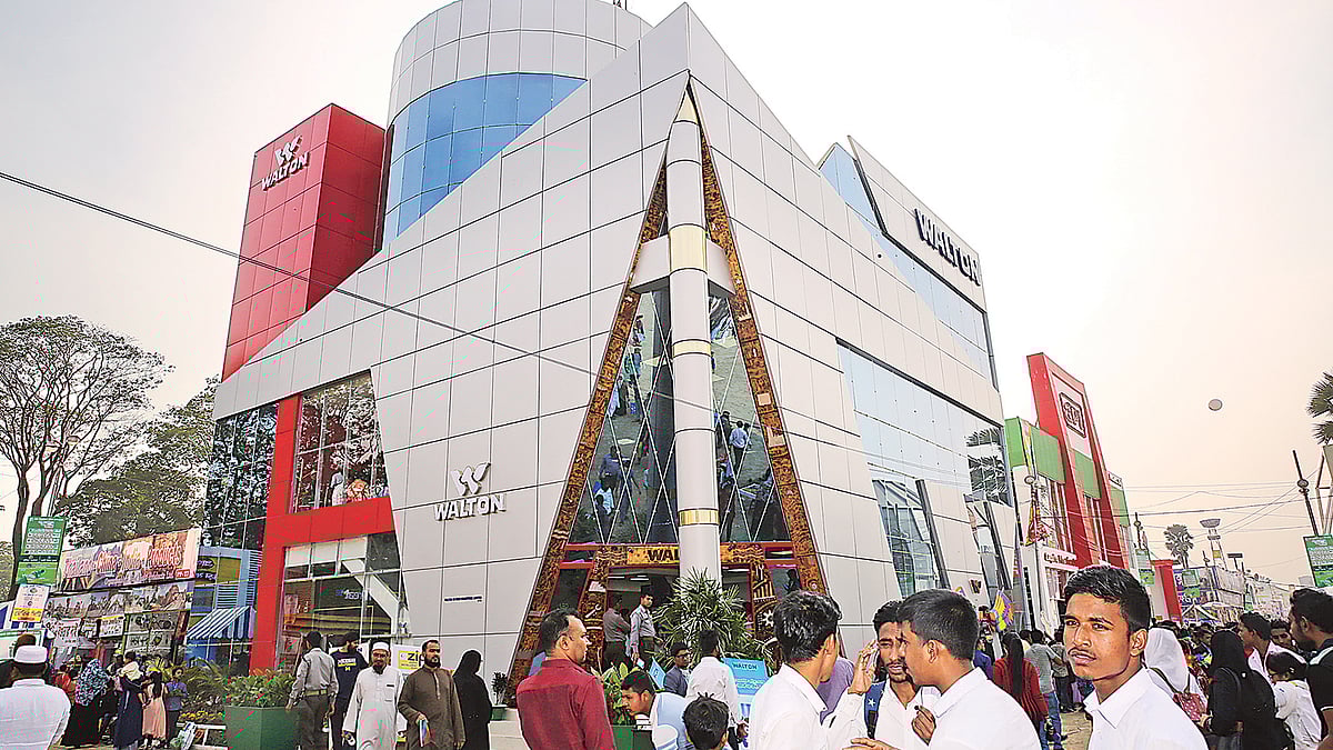 বাণিজ্য মেলায় পণ্যের পাশাপাশি দৃষ্টিনন্দন স্থাপনার জন্য ওয়ালটনের প্যাভিলিয়নে ছিল ক্রেতা-দর্শনার্থীদের বাড়তি ভিড়। মেলার সময় যত ফুরিয়ে আসছে, প্রতিষ্ঠানটির বিকিকিনিও তত বাড়ছে। গতকাল মেলা প্রাঙ্গণে।  ছবি : প্রথম আলো