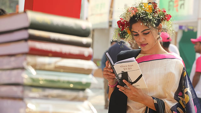 বই পছন্দ করছেন এক তরুণী।