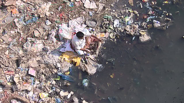 সুরমার নোংরা পানিতেই চলছে মাছ শিকার