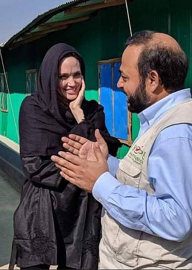 অ্যাঞ্জেলিনা জোলি রোহিঙ্গা শিবিরে বিভিন্ন কাজের সঙ্গে যুক্ত ব্যক্তিদের অভিজ্ঞতার কথা শুনেছেন। ছবি: টুইটার থেকে নেওয়া