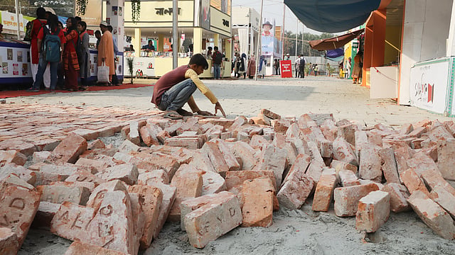 মেলা প্রাঙ্গণে শ্রমিকদের ইট বিছাতে দেখা গেছে।