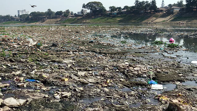 কাজীরবাজার এলাকার সুরমার বুকজুড়ে ছড়িয়ে আছে আবর্জনা
