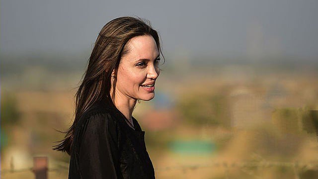 রোহিঙ্গা শিবিরে অ্যাঞ্জেলিনা জোলি। ছবি: টুইটার থেকে নেওয়া