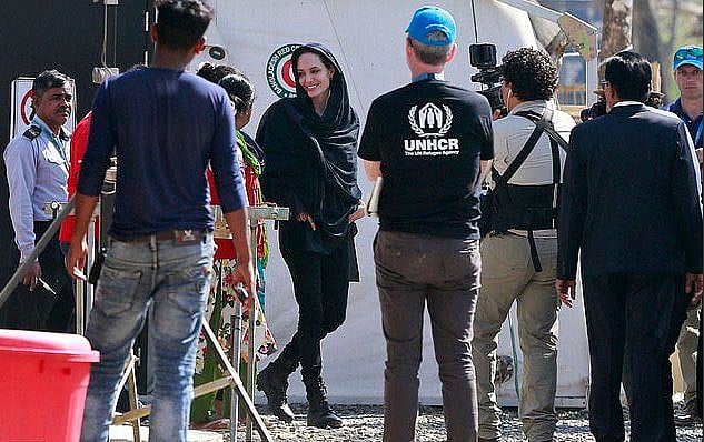 রোহিঙ্গা শিবিরে অ্যাঞ্জেলিনা জোলি। ছবি: টুইটার থেকে নেওয়া