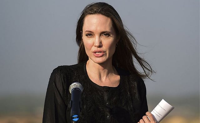 রোহিঙ্গা শিবিরে সংবাদ সম্মেলনে অ্যাঞ্জেলিনা জোলি। ছবি: টুইটার থেকে নেওয়া