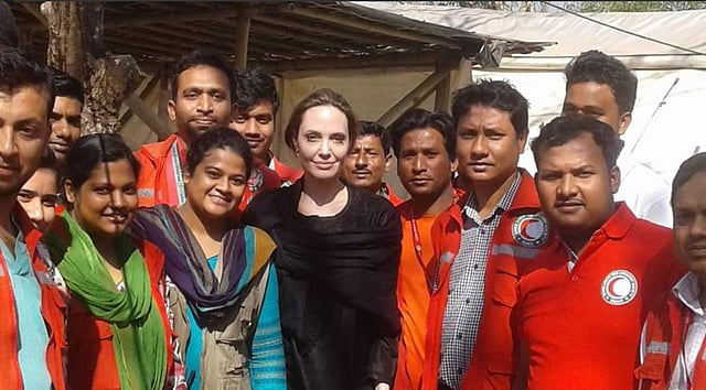 বিভিন্ন সংস্থার কর্মীদের সঙ্গে ছবি তুলেছেন অ্যাঞ্জেলিনা জোলি। ছবি: টুইটার থেকে নেওয়া