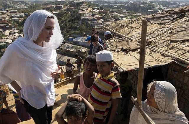 রোহিঙ্গা নারী ও শিশুদের সঙ্গে কথা বলেছেন অ্যাঞ্জেলিনা জোলি। ছবি: টুইটার থেকে নেওয়া
