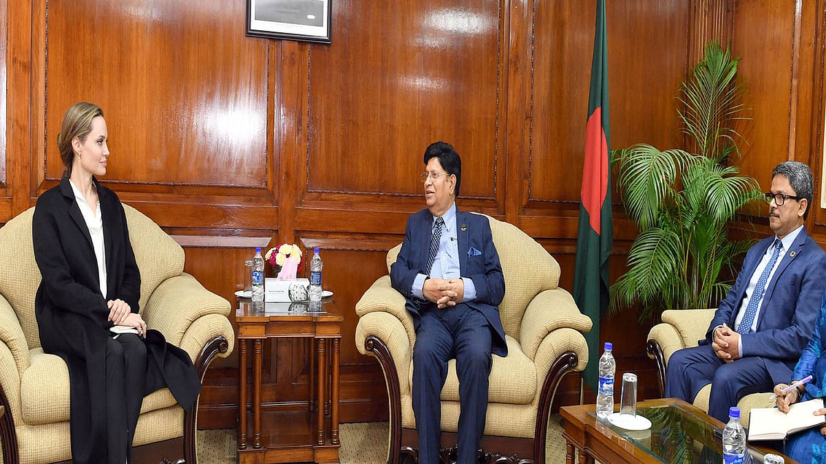 পররাষ্ট্রমন্ত্রী এ কে আবদুল মোনেমের সঙ্গে তাঁর অফিসকক্ষে বৈঠক করেন জাতিসংঘের শরণার্থীবিষয়ক সংস্থার বিশেষ দূত অ্যাঞ্জেলিনা জোলি। ঢাকা, ৬ ফেব্রুয়ারি। ছবি: পিআইডি