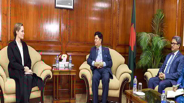 পররাষ্ট্রমন্ত্রী এ কে আবদুল মোনেমের সঙ্গে তাঁর অফিসকক্ষে বৈঠক করেন জাতিসংঘের শরণার্থীবিষয়ক সংস্থার বিশেষ দূত অ্যাঞ্জেলিনা জোলি। ঢাকা, ৬ ফেব্রুয়ারি। ছবি: পিআইডি