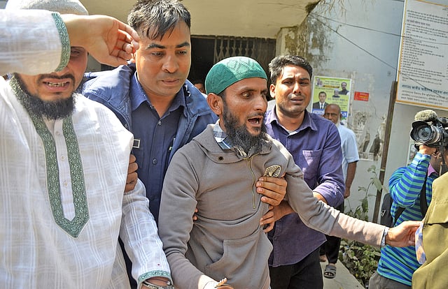 রায় ঘোষণার পর আদালত থেকে আসামিদের কারাগারে নেওয়া হচ্ছে। ছবি: আনিস মাহমুদ