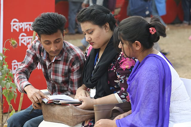 বই কেনার পর বই নিয়ে আলোচনায় কয়েকজন।