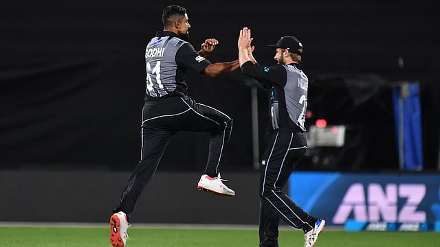 নিউজিল্যান্ডের বোলাররা আজ দারুণ বল করেছেন। ছবি: এএফপি