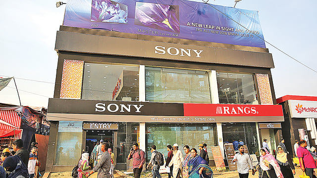ইলেকট্রনিক পণ্যের ব্র্যান্ড সনির প্যাভিলিয়নে বিভিন্ন সামগ্রী দেখতে ভিড় করেন ক্রেতা-দর্শনার্থীরা। পাশাপাশি পছন্দের পণ্যও কিনছেন অনেকে। গতকাল শেরেবাংলা নগরে।  ছবি: প্রথম আলো