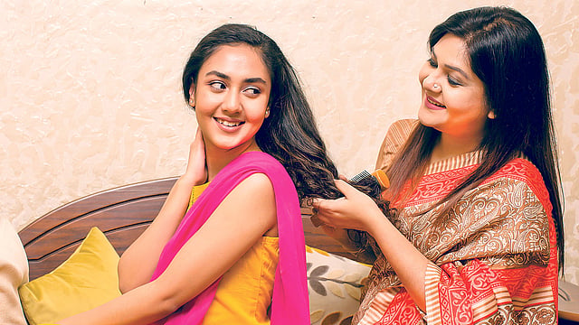 মডেল: হৃতিকা ও শারমিন শিলা। ছবি: কবির হোসেন