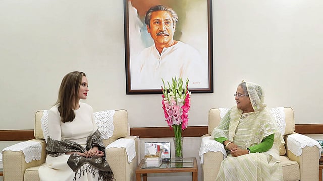 জাতিসংঘের বিশেষ দূত ও বিশিষ্ট হলিউড অভিনেত্রী অ্যাঞ্জেলিনা জোলি গণভবনে প্রধানমন্ত্রী শেখ হাসিনার সঙ্গে সৌজন্য সাক্ষাৎ করেন। ছবি: বাসস