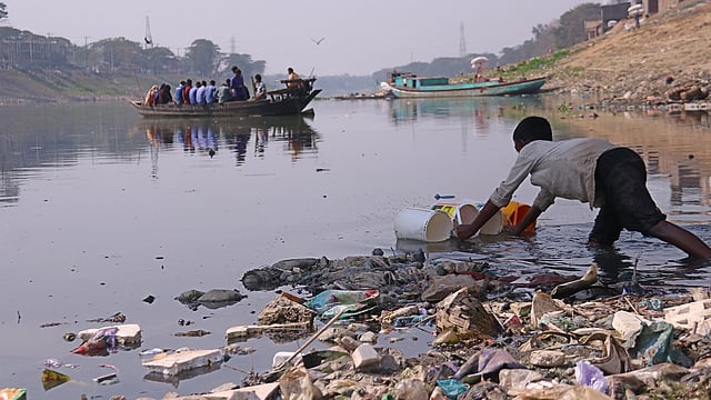 ময়লা-আবর্জনা ঠেলে পানি সংগ্রহ করছে এক বালক। কাজীরবাজার এলাকা থেকে তোলা
