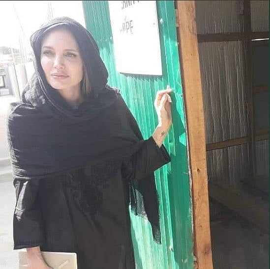 রোহিঙ্গা নারী ও শিশুদের সঙ্গে কথা বলে কষ্ট পেয়েছেন অ্যাঞ্জেলিনা জোলি। তা ফুটে উঠেছে তাঁর চেহারায়। ছবি: টুইটার থেকে নেওয়া