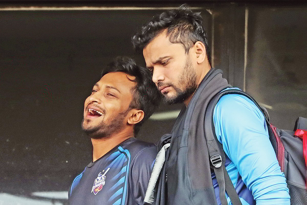 সাকিব ও মাশরাফি। একজন আরেকজনের হাসি মুছে দেওয়ার লড়াইয়ে নামবেন আজ। ছবি: প্রথম আলো