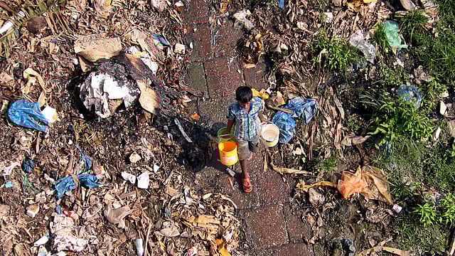 চারপাশে ময়লা-আবর্জনা। এর মধ্য দিয়ে সুরমায় পানি সংগ্রহের জন্য এসেছে এক শিশু