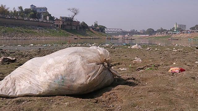 বিভিন্ন এলাকায় শুকিয়ে যাওয়া সুরমার বুকে পড়ে আছে ময়লা-আবর্জনা