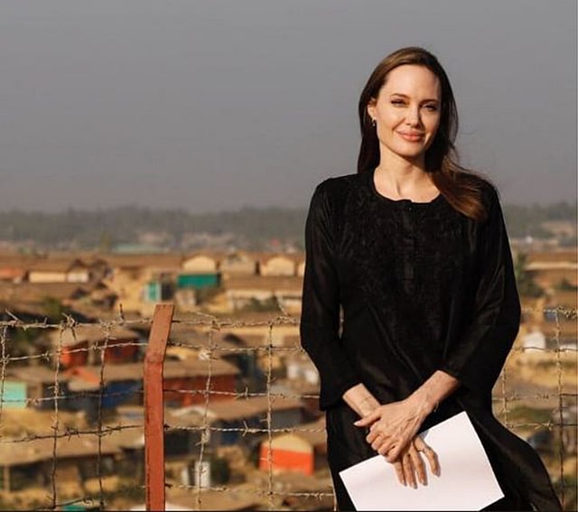 রোহিঙ্গা শিবিরে অ্যাঞ্জেলিনা জোলি। ছবি: টুইটার থেকে নেওয়া