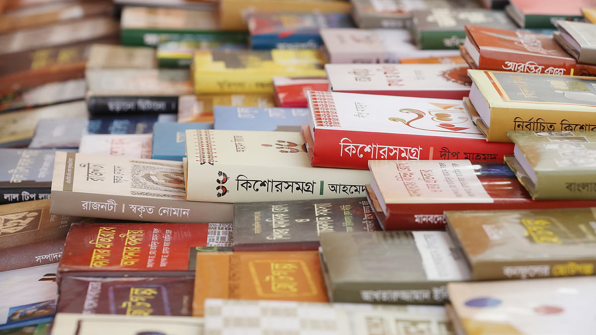 বইমেলার একটি স্টলে সাজানো নতুন-পুরোনো বই