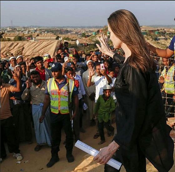 রোহিঙ্গা শিবিরে অ্যাঞ্জেলিনা জোলি। ছবি: টুইটার থেকে নেওয়া