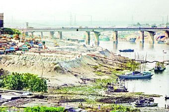 তুরাগ নদ ভরাট করে বালুর ব্যবসা। ছবি: প্রথম আলো